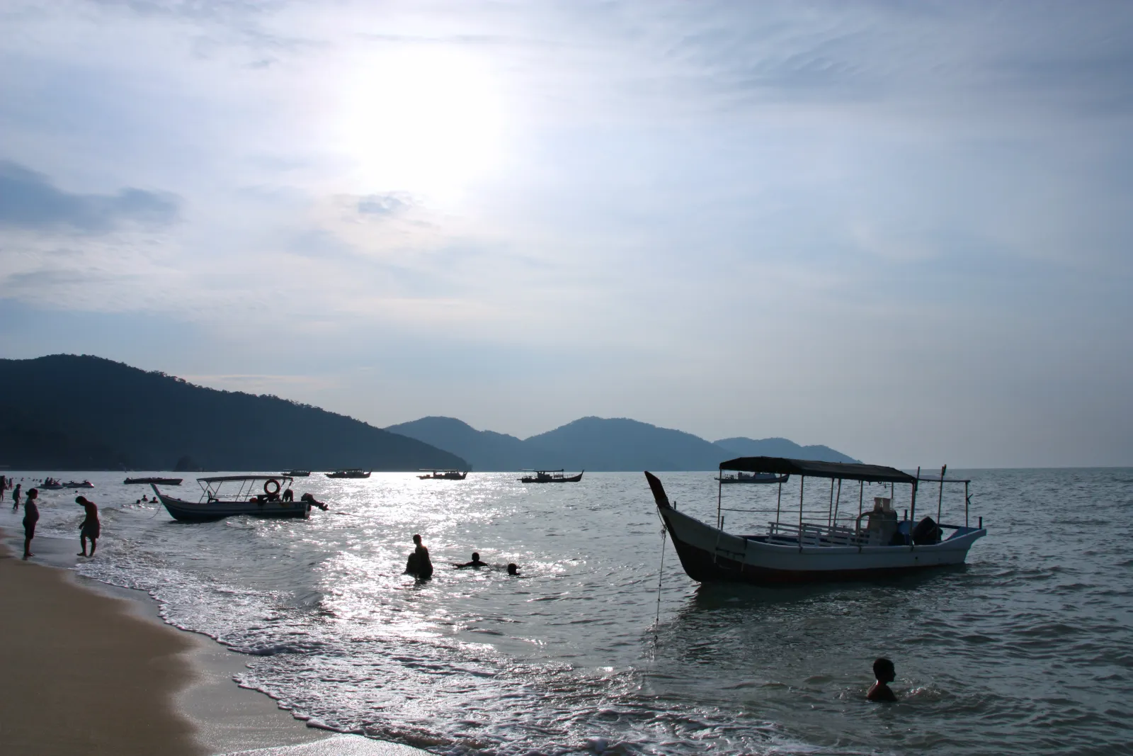 Plage de Batu Ferringhi à Penang, destination prisee des retraites en Malaisie